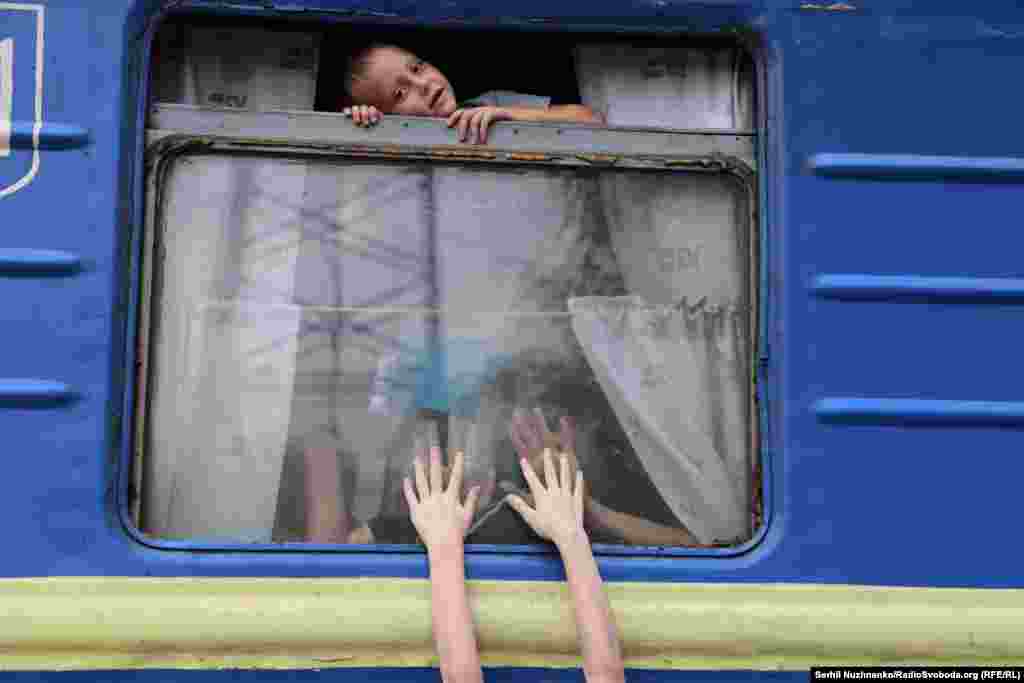 Евакуація цивільного населення з Донецької області, залізничний вокзал Покровська, серпень 2024 року.Із 24 лютого 2022 року майже 6,5 мільйонів українців, більшість з яких жінки та діти, стали біженцями в іноземних державах. Ще 4,9 мільйона, серед них майже мільйон дітей, є переміщеними особами всередині України. Й до сьогодні державні та волонтерські евакуаційні групи продовжують евакуйовувати дітей із небезпечних районів, оскільки Росія продовжує наступ, руйнуючи міста і села.