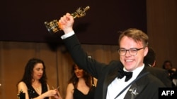 Ресейлік мұғалім Павел Таланкин өзі түсірген "Путинге қарсы шыққан беймәлім адам" (Mr. Nobody Against Putin) деректі фильмі жеңіп алған "Оскар" сыйлығын ұстап тұр. Лос-Анжелес, АҚШ, 15 наурыз, 2026 жыл.