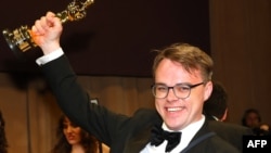 Ресейлік мұғалім Павел Таланкин өзі түсірген "Путинге қарсы шыққан беймәлім адам" (Mr. Nobody Against Putin) деректі фильмі жеңіп алған "Оскар" сыйлығын ұстап тұр. Лос-Анжелес, АҚШ, 15 наурыз, 2026 жыл.