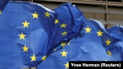 Zastave Evropske unije ispred sjedišta Evropske komisije u Briselu