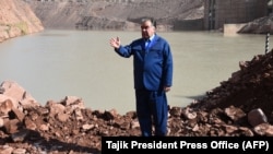Президент Таджикистана Эмомали Рахмон на церемонии начала строительства плотины Рогунской гидроэлектростанции на реке Вахш, примерно в 100 километрах от столицы Душанбе. 29 октября 2016 года