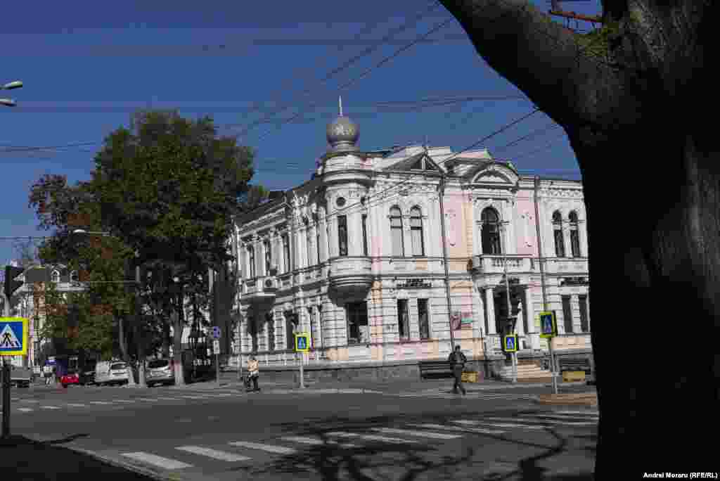 Vila urbană a lui Alexandru Mimi este un monument de arhitectură de importanță națională, inclusă în Registrul monumentelor de istorie și cultură al municipiului Chișinău. Aceasta se află în centrul istoric al orașului, pe strada București, 106 A. Construită în 1870 de către Alexandru Mimi, tatăl viitorului gubernator al Basarabiei și al renumitului vinificator Constantin Mimi, vila dispune de 16 camere și este realizată în stil neobaroc. La începutul secolului XX, clădirea a fost închiriată Direcției Accize a Guberniei Basarabia, iar în 1940 a devenit sediul Spitalului de Copii. În prezent, vila lui Mimi este recunoscută ca un monument de arhitectură de mare valoare istorică și culturală.