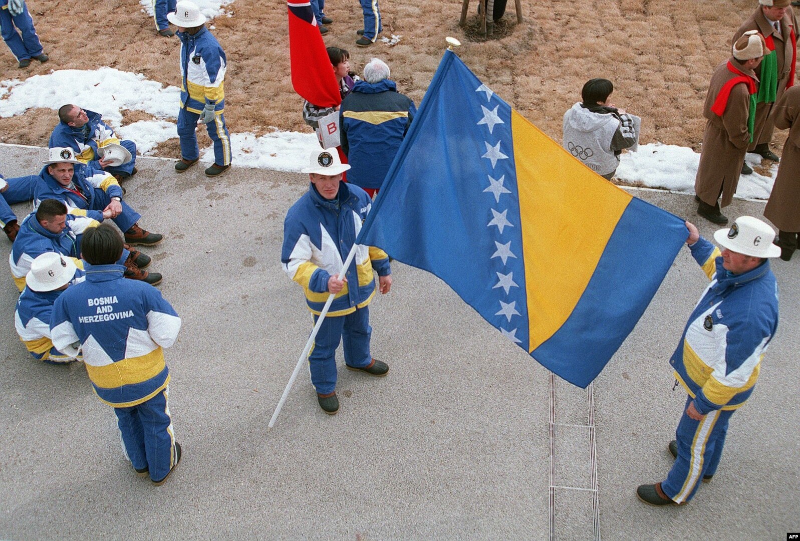 Posljednja zastava BiH, aktuelna i danas, četvrta je zastava BiH po redu i prvi put se pojavila na ZOI u Naganu, 7. februara 1998 (na fotografiji sportisti BiH sa državnom zastavom u Naganu)