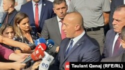 Рамуш Харадинай кызматтан кеткенин жарыялагандан кийин журналисттердин суроолоруна жооп берүүдө. 