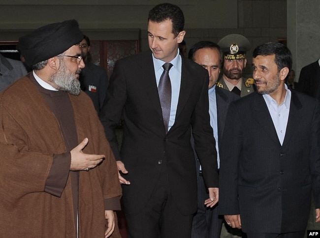 Assad gjatë takimit në Damask me shefin, tashmë të vrarë të Hezbollahut, Hassan Nasrallah, dhe me presidentin e atëhershëm iranian, Mahmoud Ahmadinejad. 25 shkurt 2010.