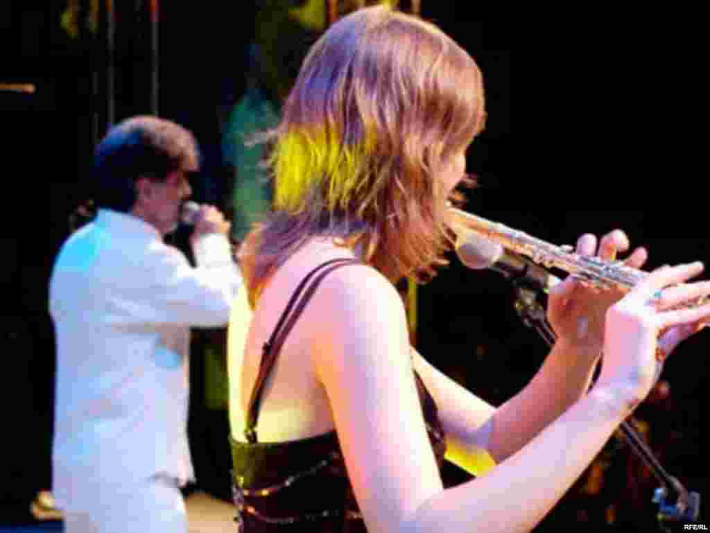 UAE, Dariush, Mansour and Leila Frouhar concert in Dubai, They are Persian pop singers based on LA,03/272007