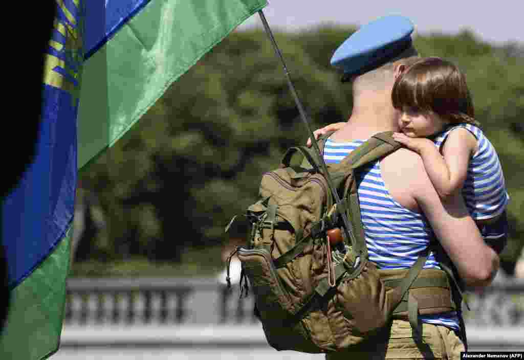 Russian airborne veterans celebrate Paratroopers&#39; Day at Gorky Park in Moscow. (AFP/Aleksandr Nemenov)