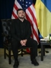Президент США Дональд Трамп і президент України Володимир Зеленський розмовляють у кулуарах Генасамблеї ООН у Нью-Йорку, 23 вересня 2025 року