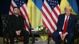 Президент США Дональд Трамп і президент України Володимир Зеленський розмовляють у кулуарах Генасамблеї ООН у Нью-Йорку, 23 вересня 2025 року
