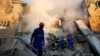Рятувальники працюють на місці російського удару у Києві, 28 серпня 2025 року