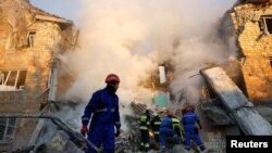 მაშველები მუშაობენ რუსული დარტყმის ადგილზე კიევში. 2025 წლის 28 აგვისტო