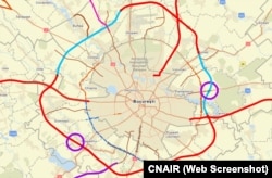 În imagine, inelul autostrăzii de centură a capitalei. Cu albastru deschis sunt loturile nefinalizate încă; în dreapta sunt cele construite de UMB şi CCECC, din China;r în stânga cel al asocierii Pizzarotti-Retter.