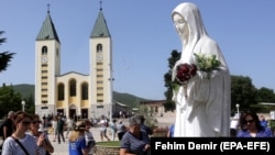 Предположительно чудотворная статуя Девы Марии в Меджугорье, Босния-Герцеговина