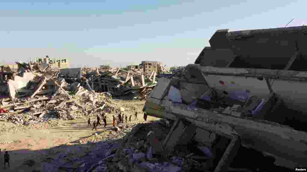 Izrael szerint a Hamász több helyen megtámadta katonáit. Legalább három izraeli katona meghalt. Válaszként Izrael légicsapásokat hajtott végre a gázai övezetben