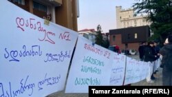 “ქართული ოცნების 60 დანაშაული” – პროტესტის მესამოცე დღე ზუგდიდში პერფორმანსით აღნიშნეს