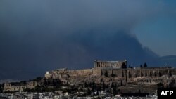Cerul Atenei este acoperit de fum marți din cauza incendiilor din nord vestul capitalei Greciei. Șoseaua de centură a orașului a fost închisă.