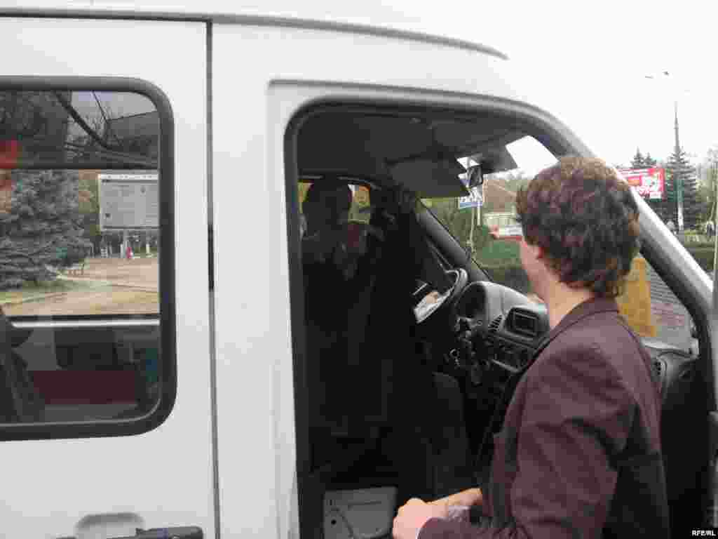 T-shirt-urile Europei Libere, elogiindu-le croiala şi recomandînd emisiuni precum ...