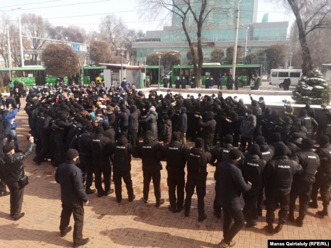 Алматы қаласында "Қазақстанның демократиялық партиясын" құру жөніндегі бастамашыл топ "кеттлинг" дейтін полиция қоршауына алынды. 28 ақпан 2021 жыл.