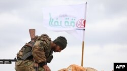 Сирийский боец, поддерживаемый Турцией, возле КПП в районе деревни Кила