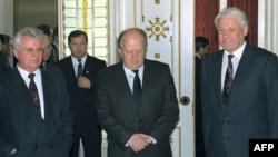 Președinții Leonid Kravciuk (stânga), Stanislau Șușkevici (centru) și Boris Ielțîn (dreapta, la Belovejskaia Pușcea, 8 decembrie 1991