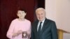 Губернатор Магаданской области вручает российский паспорт Галине Горенюк после ее возвращения 