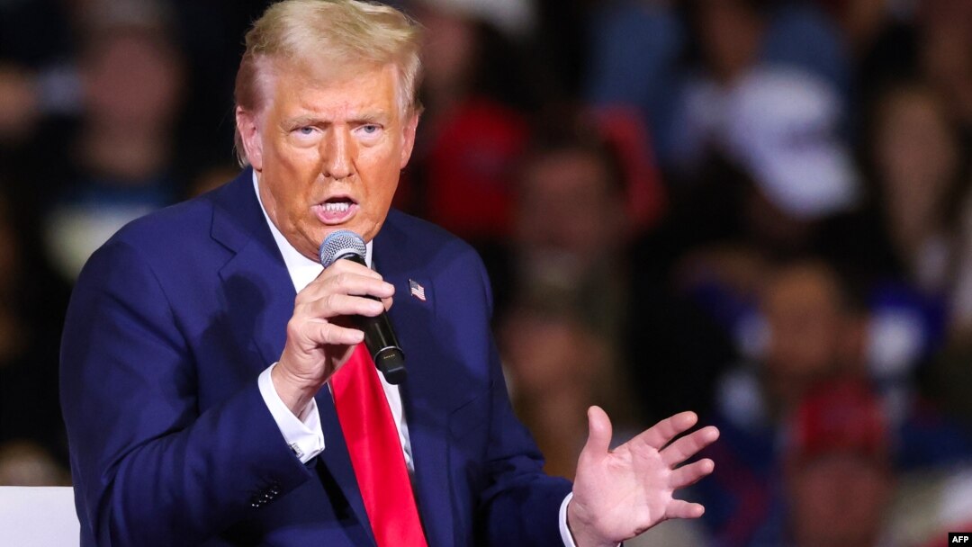 În penultimul weekend dinaintea prezidențialelor din SUA, candidatul republican, Donald Trump s-a exprimat depreciativ la adresa unor foști colegi din primul mandat (2017-2021) și a dezvăluit cum se adresa unor lideri precum Kim Yong-un: „Du-te la plajă, calmează-te”. 