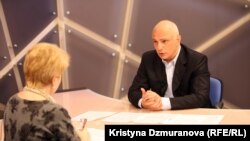 Олександр Тимошенко Озодлик радиосида мухбир саволларига жавоб бераяпти.