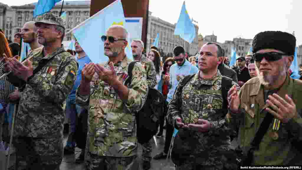 Учасники війни України з Росією під час відзначення Дня пам&#39;яті жертв геноциду кримськотатарського народу. Київ, 18 травня 2019 року