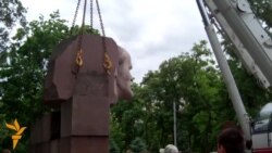 Lenin Monument Dismantled In Dnipropetrovsk