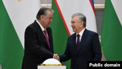Президенты Таджикистана Эмомали Рахмон (слева) и Узбекистана Шавкат Мирзиёев. 26 марта 2026 года. Фото пресс-службы президента Узбекистана