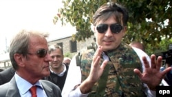 Михаил Саакашвили проводит экскурсию по Гори для главы МИД Франции Бернара Кушнера. 11 августа