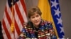 Senatorja amerikane, Jeanne Shaheen, duke folur me gazetarët në Sarajevë, 8 tetor 2026.
