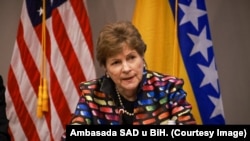 Senatorja amerikane, Jeanne Shaheen, duke folur me gazetarët në Sarajevë, 8 tetor 2026.