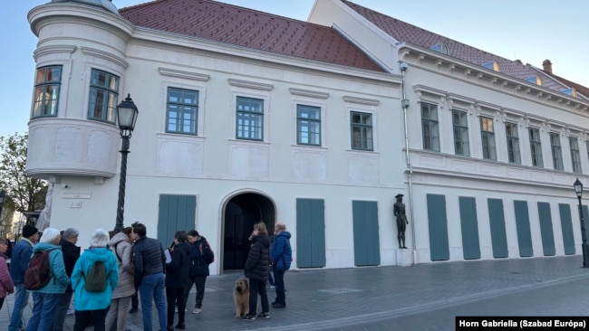 Szentháromság tér 7-8.: az épület Budapest 1944-45-ös bombázása során megsemmisült, majd az 1980-as években épült újjá. 2021. decemberben lebontották, ez ellen a Magyar Építész Kamara, a Magyar Építőművészek Szövetsége, az ICOMOS és a Széchényi Művészeti Akadémia is tiltakozott