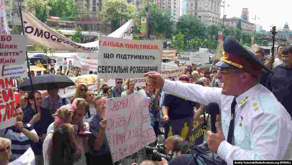 Мітинг проти анонсованого на 25 травня «Маршу рівності» на захист геїв. Акція пройшла перед Київміськрадою.