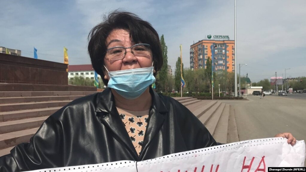 Правозащитник Алима Абдирова проводит одиночный пикет в Актобе. 2021 год