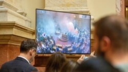 Dimne bombe i tuča vlasti i opozicije na sednici Skupštine Srbije