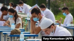 В прошлом году из-за эпидемии коронавируса вступительные тестовые испытания в высшие учебные заведения Узбекистана также прошли на открытом воздухе.