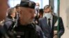 Bivši francuski premijer, Fransoa Fijon (pod maskom), stiže na sudsko ročište, Pariz, 29. jun 2020.