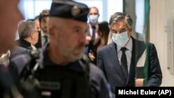 Bivši francuski premijer, Fransoa Fijon (pod maskom), stiže na sudsko ročište, Pariz, 29. jun 2020.