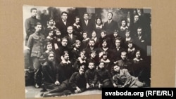Выкладчыкі і навучэнцыі Віленскай беларускай гімназіі. Чацьвёртая зьлева у верхнім шэрагу Зоя Каўшанка.