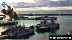 Вибух, спрямований на підводний човен класу «Варшавянка» в порту Новоросійська. Скриншот із відео СБУ