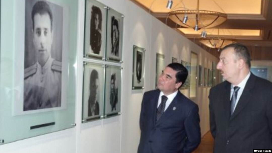 Azərbaycan - Prezident Ilham Əliyev (sağda) Türkmənistan prezidenti Gurbanguly Berdymukhammedov ilə Bakıda Heydər Əliyev Fondunda. 2008