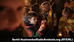 До Дня захисника України відбулась загальноміська акція з вшанування полеглих захисників України на Михайлівській площі біля Стіни пам'яті в Києві, 12 жовтня 2018 року