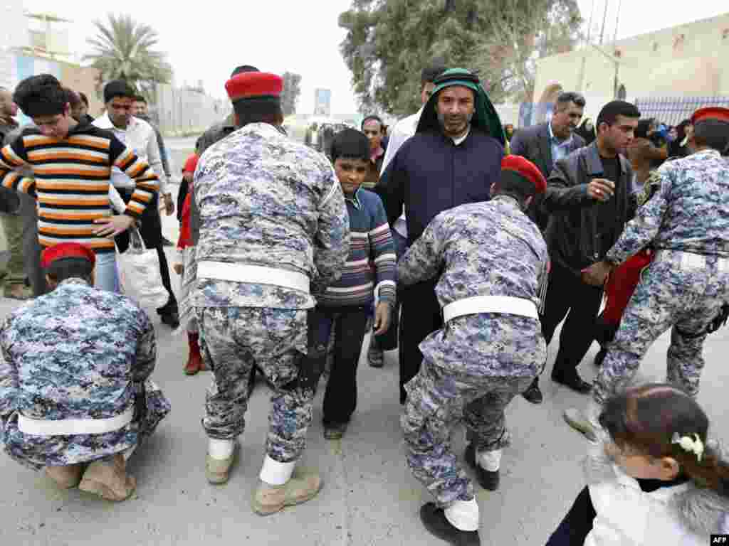Irak - Visoki stupanj sigurnosnih mjera - U Samarri su snage sigurnosti uspješno pretraživale Šiitske hodočasnike za vrijeme posjete svetištu al-Askareyya koje se nalazi 124 kilometra od Baghdada. 
