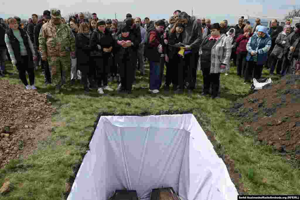 Братів Залізняків, які загинули на фронті, поховали у спільній могилі. Село Водяне, Кіровоградська область. 20 квітня 2025 року