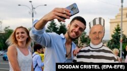 Selfie cu Liviu Dragnea de mucava, în Piața Victoriei, la București, după sentința de condamnare a președintelui Camerei Deputaților, 27 mai 2019.