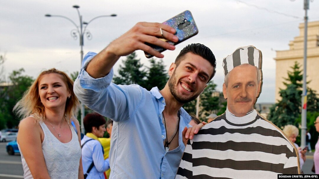 Roșia Today - Astăzi, fără Livache liber, asistăm la o dramă. Dăncilă ne-a epuizat și pofta de râs amar, Tăriceanu are carisma unui contabil prăfuit, Iohannis e incapabil să preia din atribuțiile de personaj politic ale lui Dragnea.