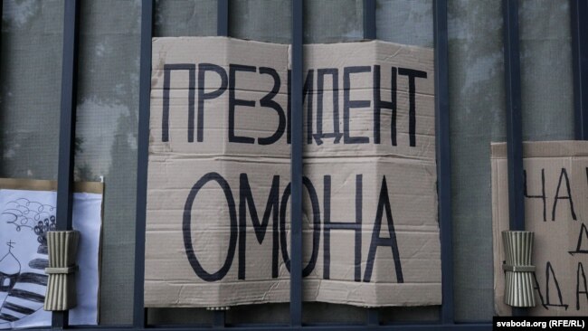Плякаты ўдзельнікаў «Марш міру і незалежнасьці» ў Менcку 30 жніўня 2020 году