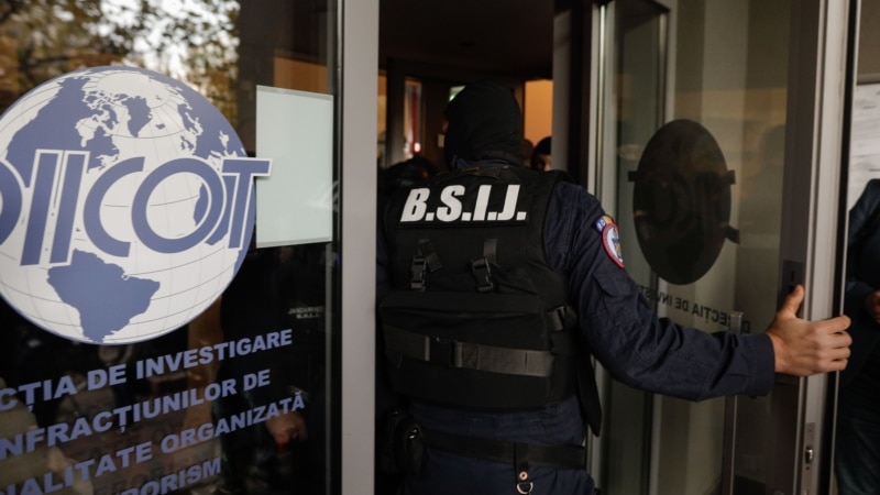 31 de reţineri în urma percheziţiilor la clanurile Pian şi Purcel, într-un dosar de trafic de persoane